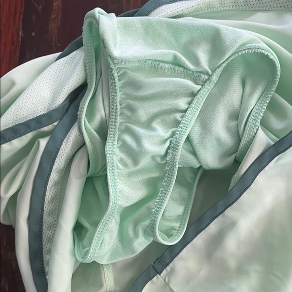 Nike Green Athletic Shorts Lightweight Moisture-Wicking - Picture 4 of 4